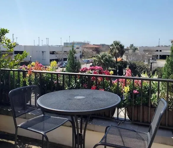 Downtown + Bay Views + Seafood Market Holiday home