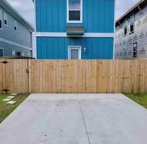 Downtown + Bay Views + Seafood Market Holiday home