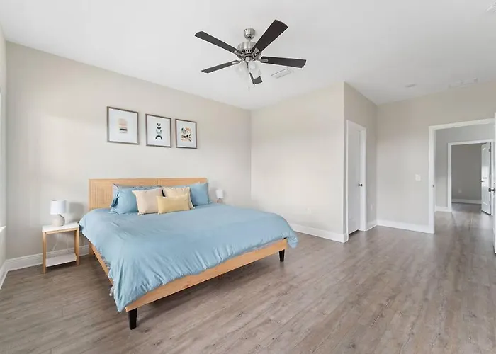 Downtown + Bay Views + Seafood Market Holiday home