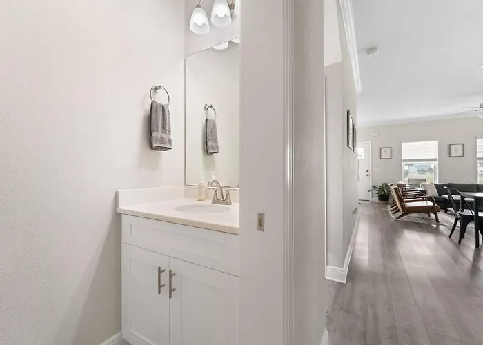 Downtown + Bay Views + Seafood Market Holiday home