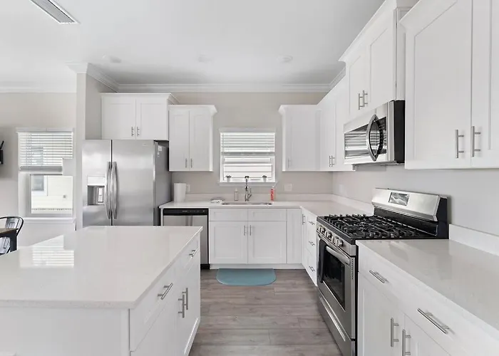Downtown + Bay Views + Seafood Market Holiday home *