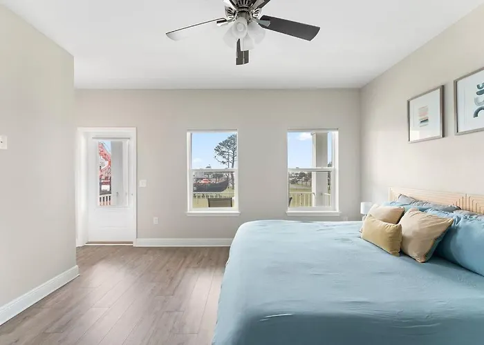 Downtown + Bay Views + Seafood Market Holiday home *