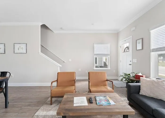 Downtown + Bay Views + Seafood Market Holiday home